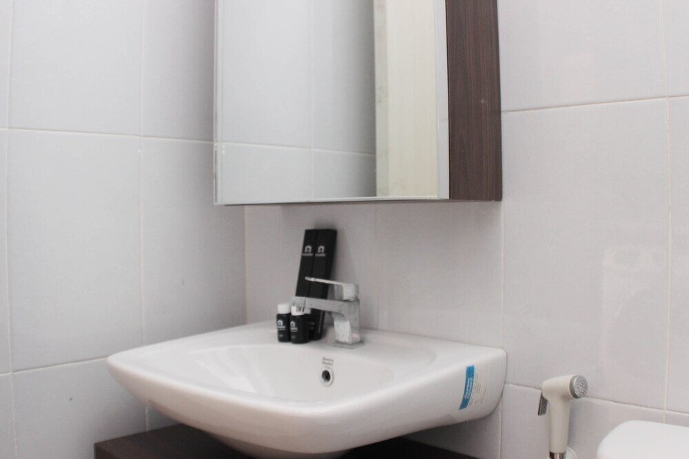 Бекаси: Homey And Minimalist 2Br At Patraland Urbano Apartment