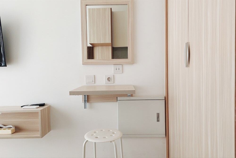 Legok: Comfy And Minimalist Studio At Sky House Bsd Apartment