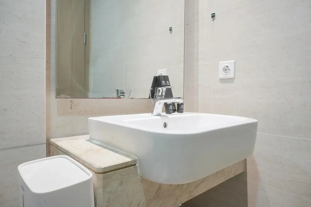 Джакарта: Minimalist And Comfort Studio At Gold Coast Apartment