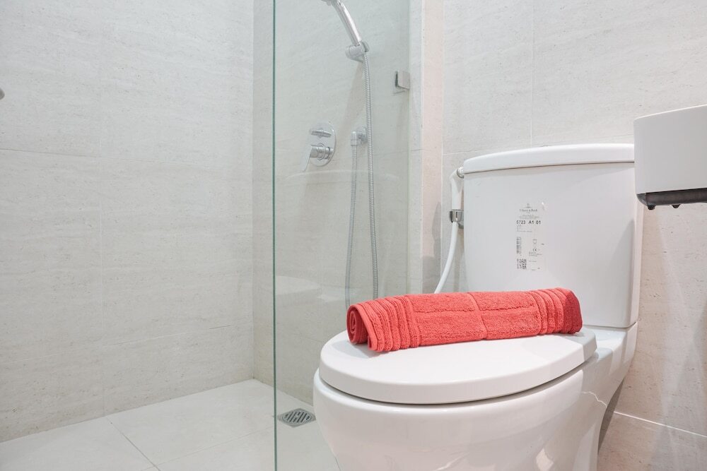 Джакарта: Minimalist And Comfort Studio At Gold Coast Apartment