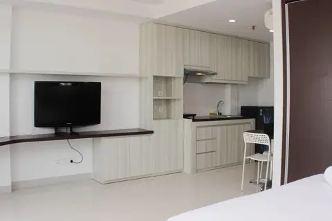 Spacious And Elegant Studio Azalea Suites Apartment — фото 1