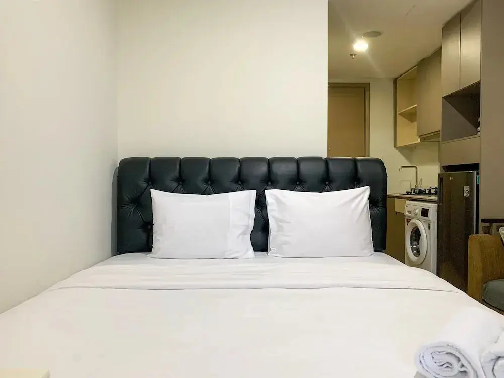 Джакарта: Minimalist And High Floor Studio Room At Gold Coast Apartment