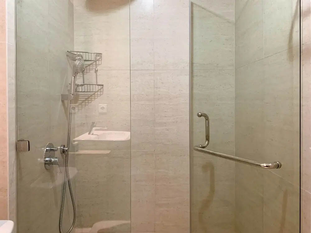 Джакарта: Minimalist And High Floor Studio Room At Gold Coast Apartment