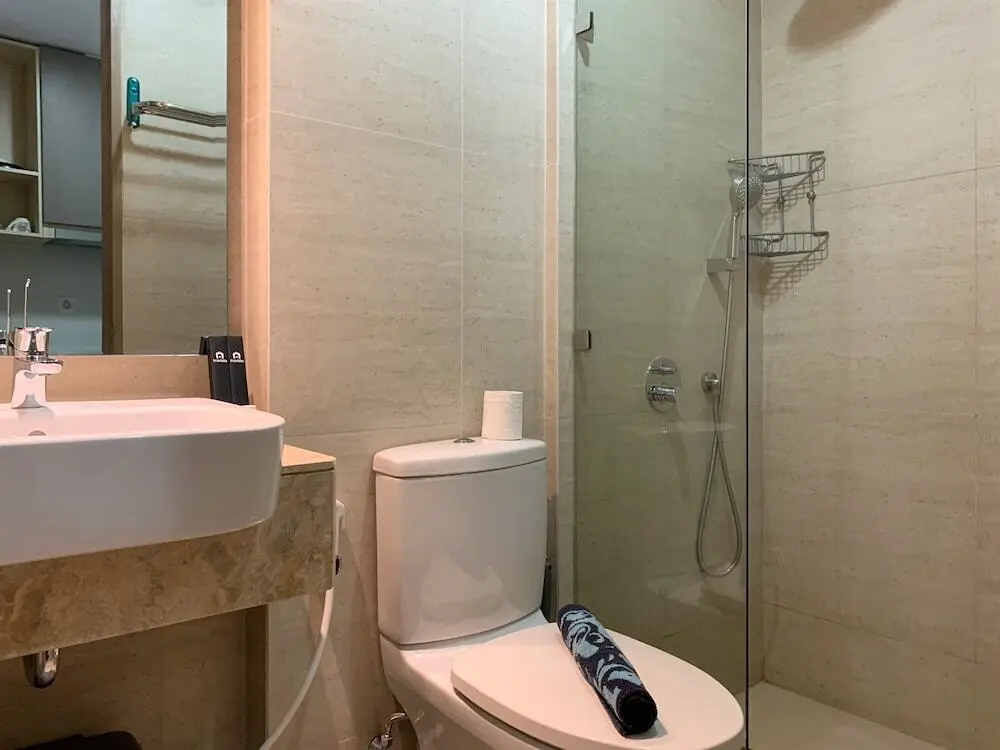 Джакарта: Minimalist And High Floor Studio Room At Gold Coast Apartment