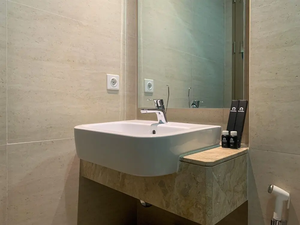 Джакарта: Minimalist And High Floor Studio Room At Gold Coast Apartment