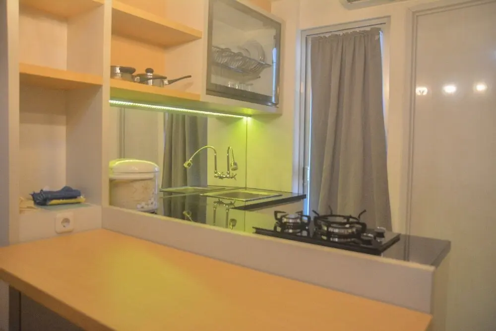 Джакарта: Strategic And Minimalist 2Br At Bassura City Apartment