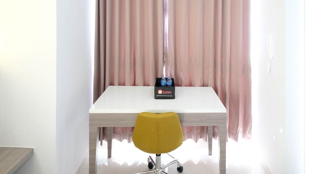 Сурабая: Cozy Living Studio At Taman Melati Surabaya Apartment