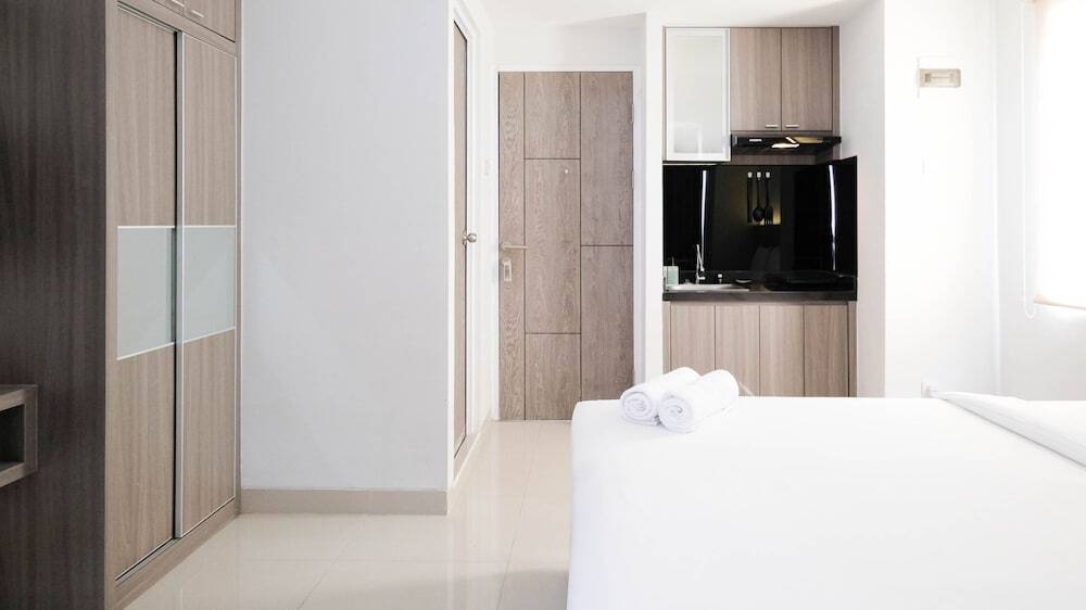 Сурабая: Cozy Living Studio At Taman Melati Surabaya Apartment