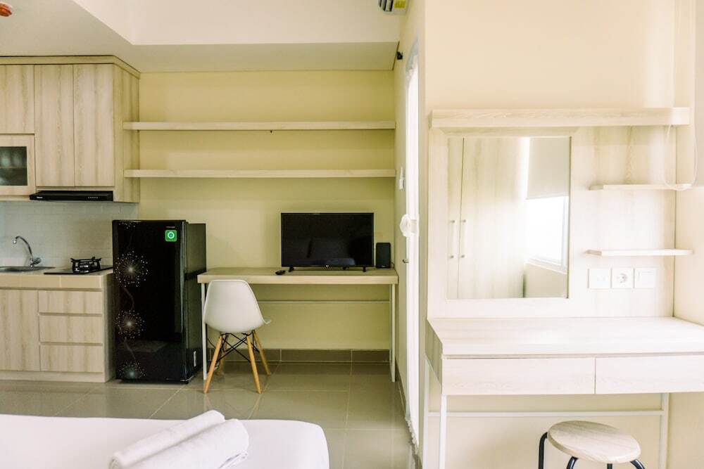 Legok: Strategic Studio Apartment At B Residence Near Campus