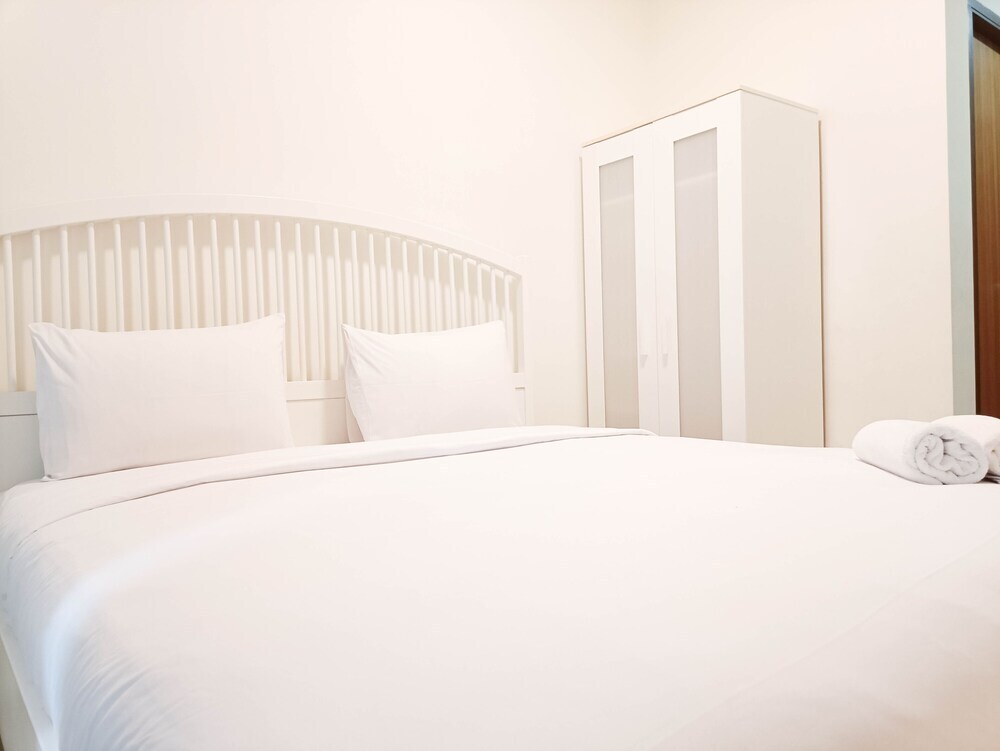 Макассар: Cozy And High Floor Studio Room At Vida View Makassar Apartment