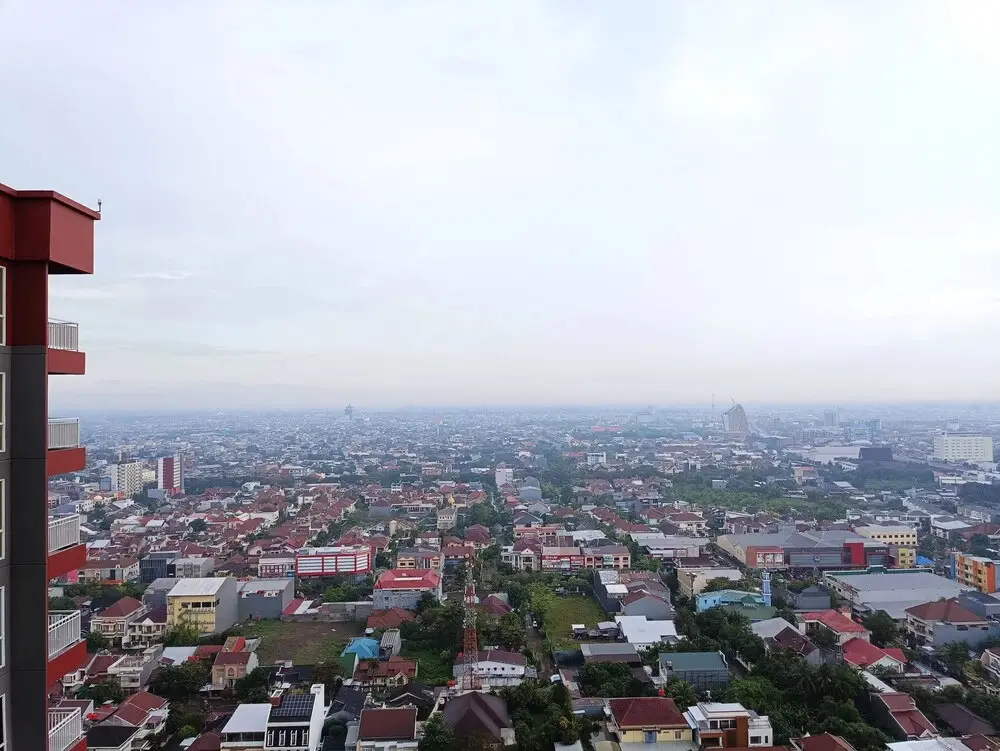 Макассар: Cozy And High Floor Studio Room At Vida View Makassar Apartment