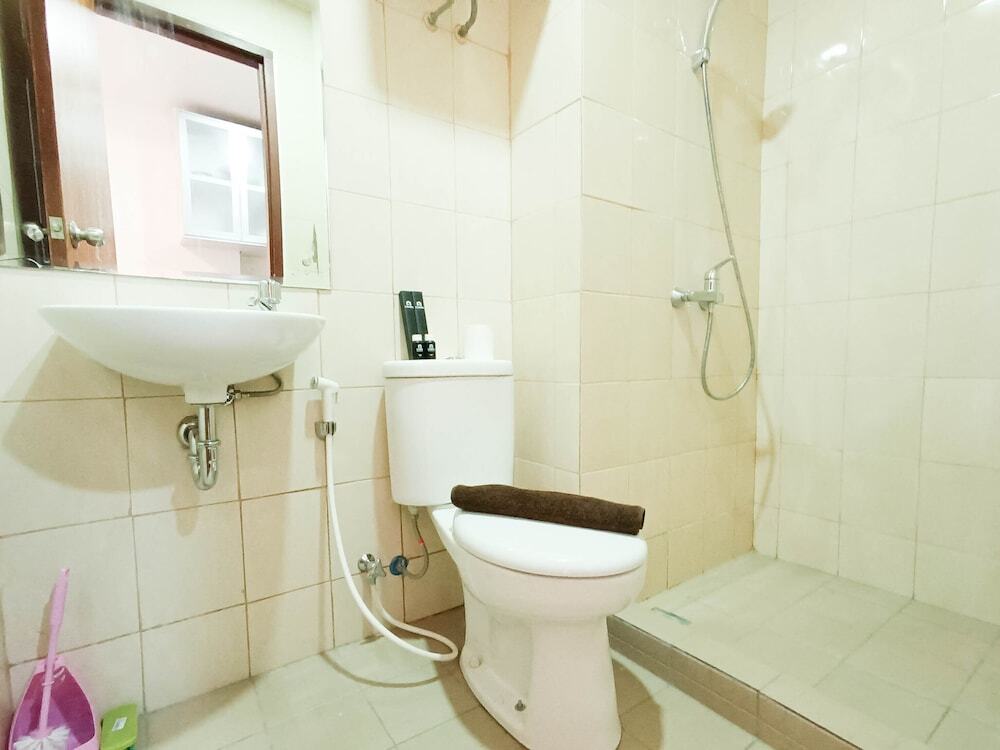 Макассар: Cozy And High Floor Studio Room At Vida View Makassar Apartment
