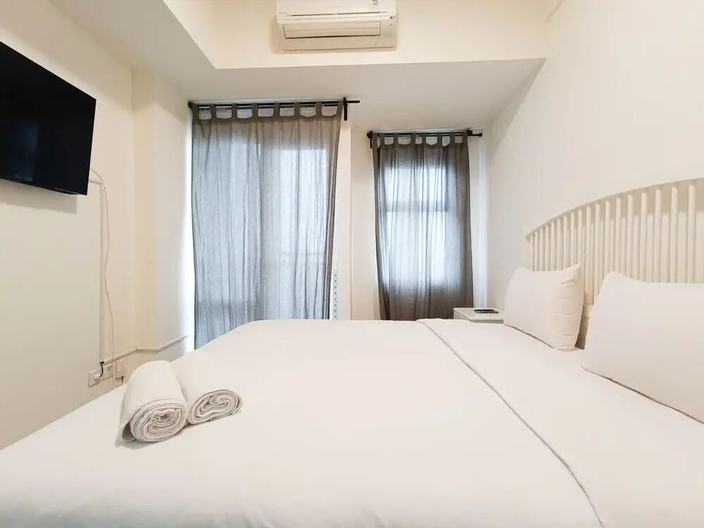 Макассар: Cozy And High Floor Studio Room At Vida View Makassar Apartment