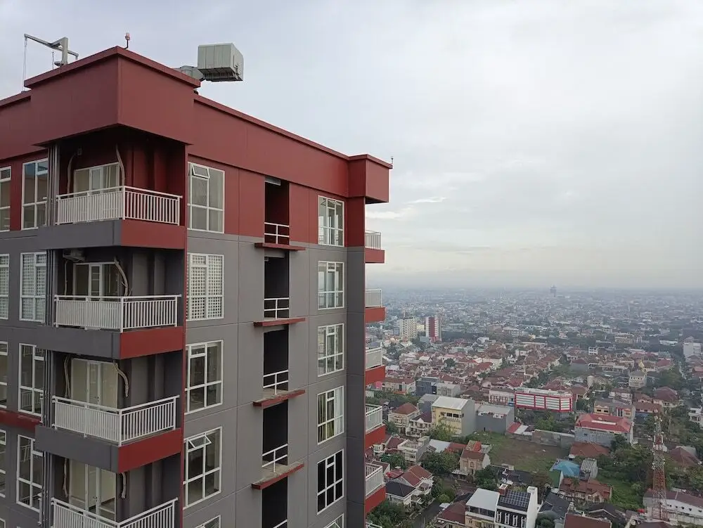 Макассар: Cozy And High Floor Studio Room At Vida View Makassar Apartment