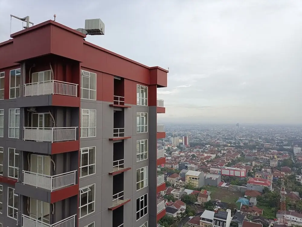 Макассар: Cozy And High Floor Studio Room At Vida View Makassar Apartment