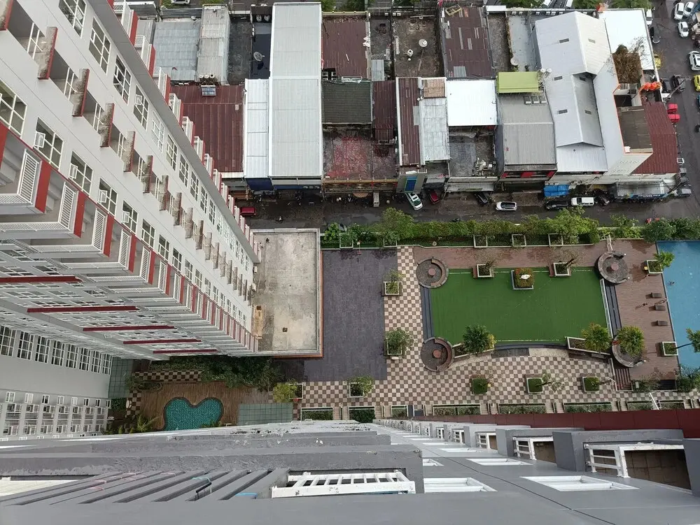 Макассар: Cozy And High Floor Studio Room At Vida View Makassar Apartment