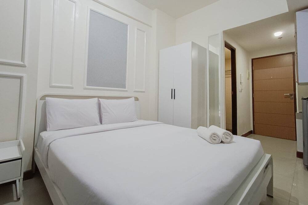 Макассар: White And Cozy Studio At Vida View Makassar Apartment