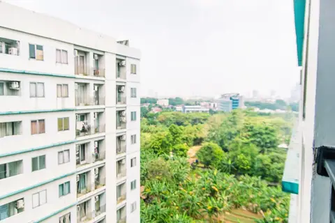 Simply And Comfort 2Br At Sky View Apartment — фото 1