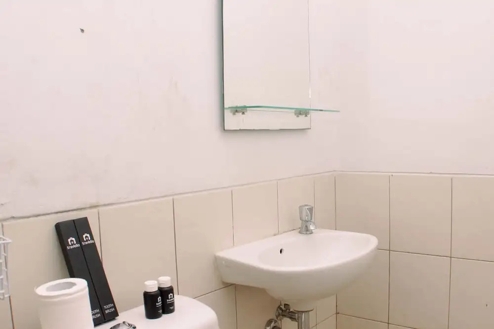 Чикаранг: Warm And Simply Studio Room At Azalea Suites Apartment