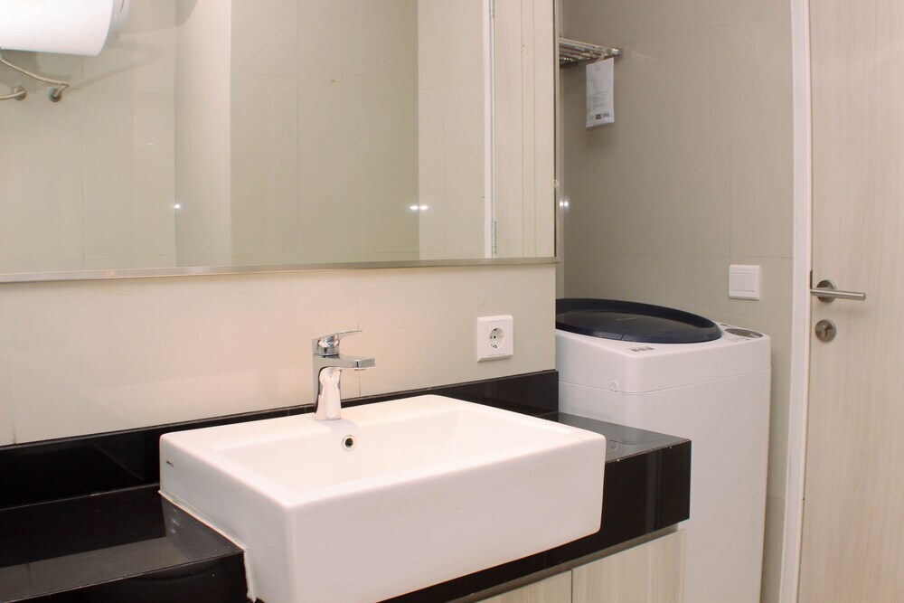 Чикаранг: Spacious And Cozy Studio Room At Azalea Suites Apartment
