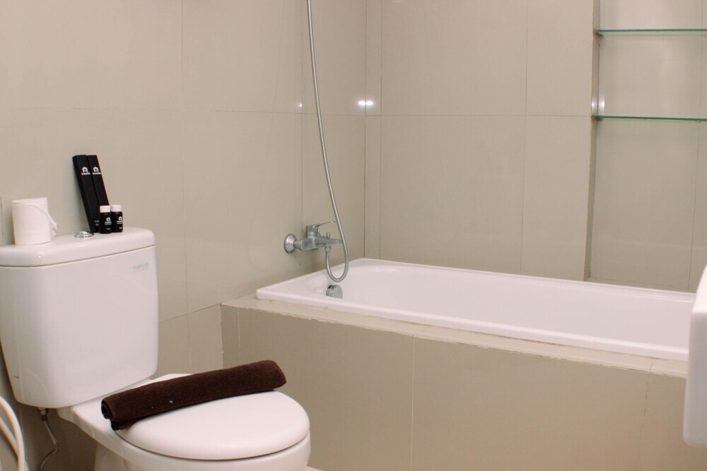 Чикаранг: Spacious And Cozy Studio Room At Azalea Suites Apartment