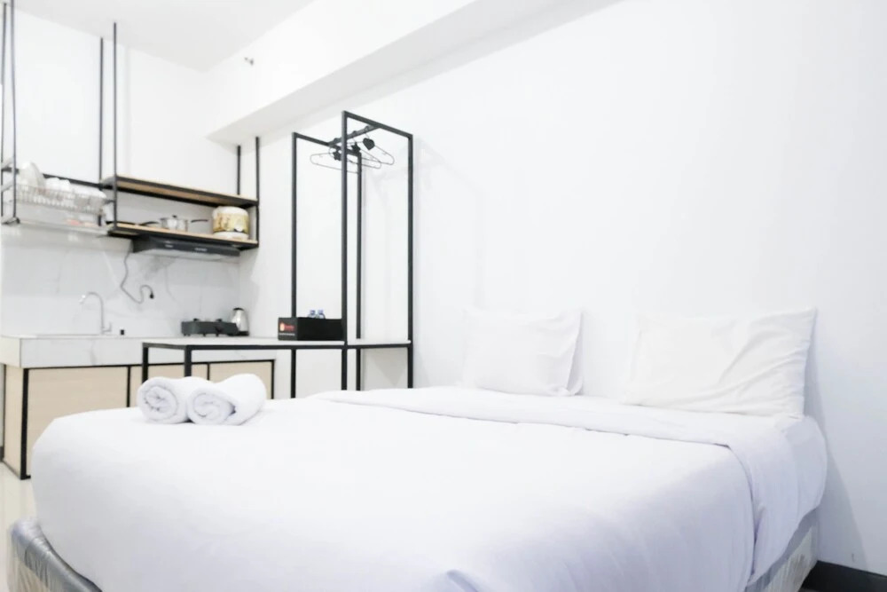 Сурабая: Cozy Stay Studio Apartment With Access To Mall At Supermall Mansion