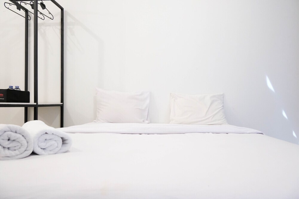 Сурабая: Cozy Stay Studio Apartment With Access To Mall At Supermall Mansion