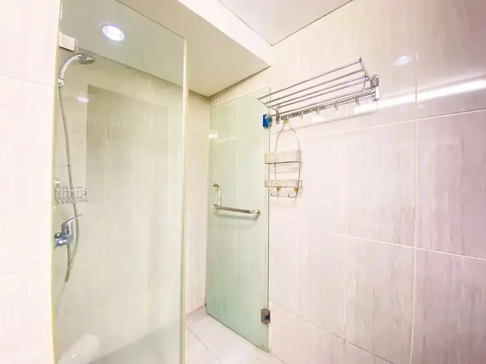 Бандунг: Clean And Comfy Studio Room At Tamansari La Grande Apartment