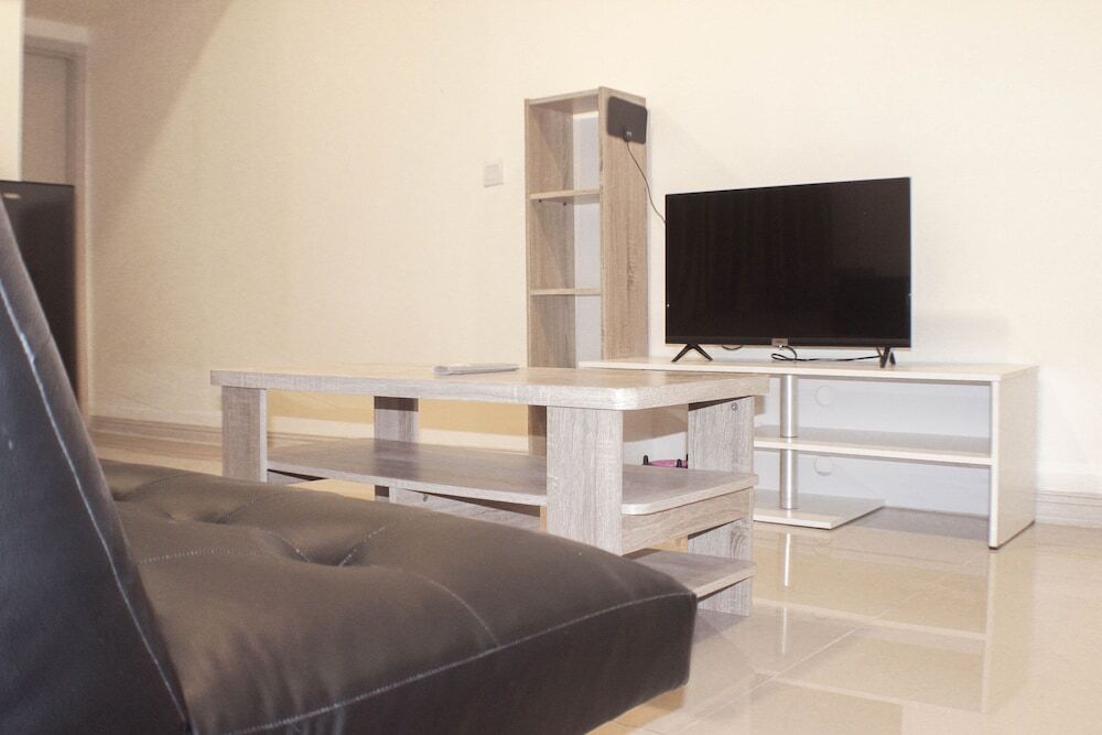 Сибату: Comfort 1Br With Dining Room At Meikarta Apartment