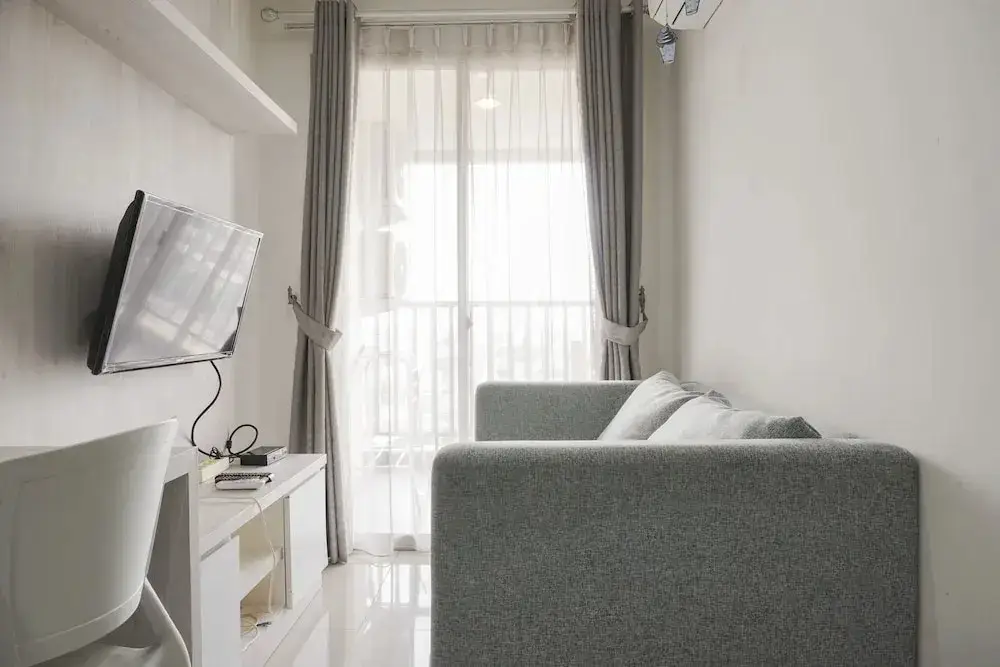 Джакарта: Minimalist And Homey 1Br At Belmont Residence Puri Apartment