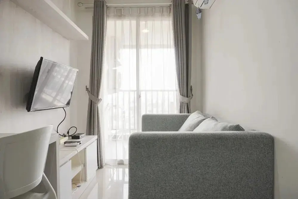 Джакарта: Minimalist And Homey 1Br At Belmont Residence Puri Apartment