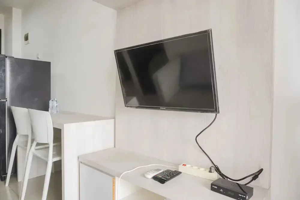 Джакарта: Minimalist And Homey 1Br At Belmont Residence Puri Apartment