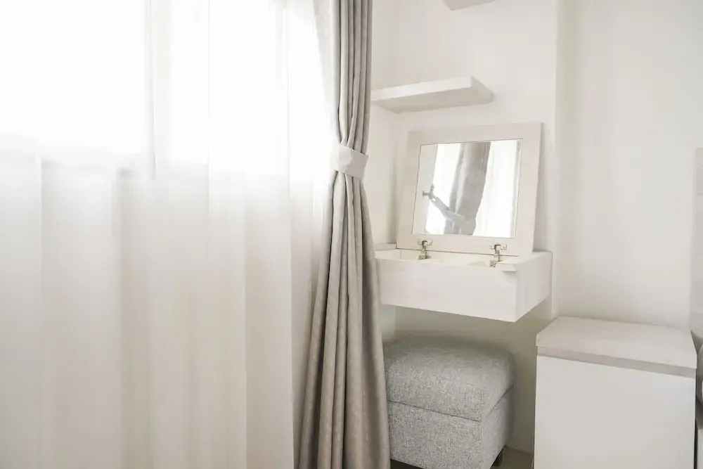 Джакарта: Minimalist And Homey 1Br At Belmont Residence Puri Apartment
