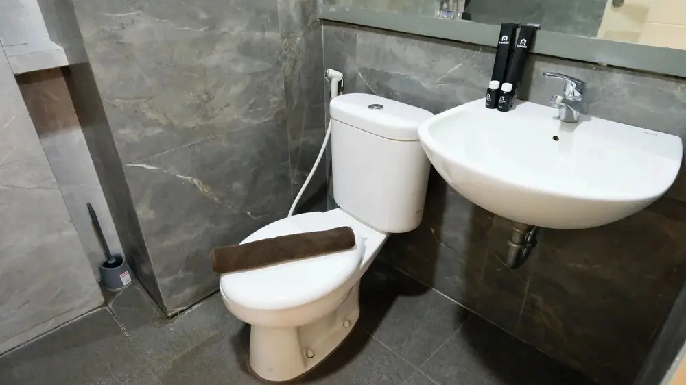 Сурабая: Spacey And Homey 2Br At Supermall Mansion Apartment