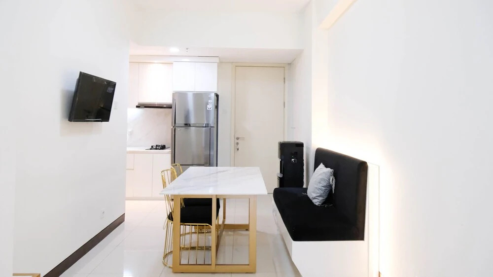 Сурабая: Spacey And Homey 2Br At Supermall Mansion Apartment