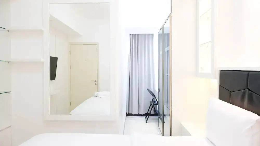 Сурабая: Spacey And Homey 2Br At Supermall Mansion Apartment