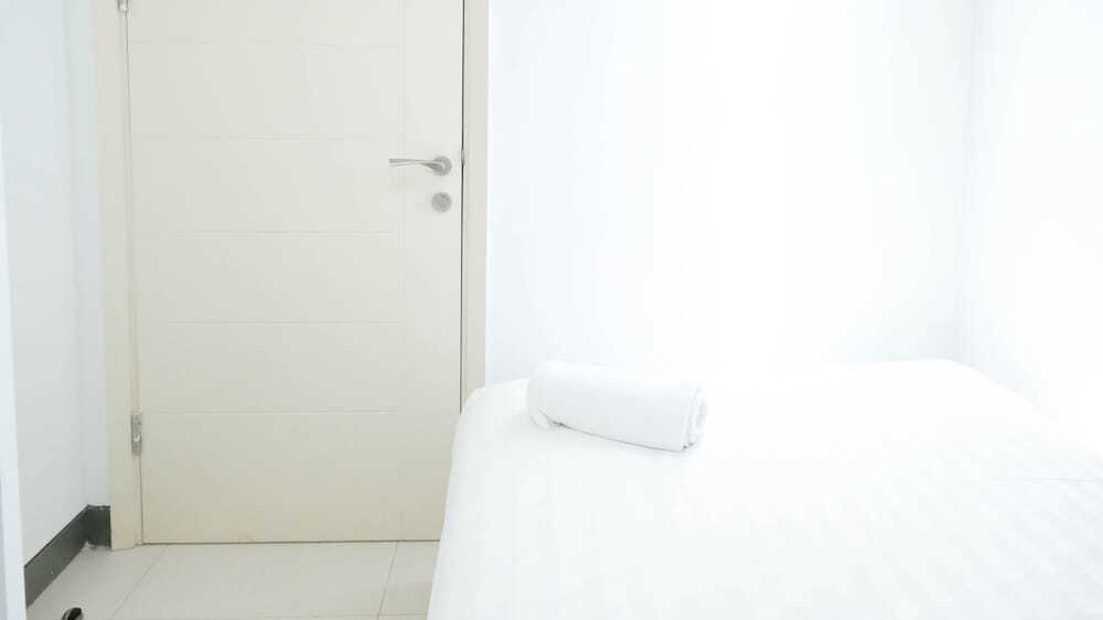 Сурабая: Spacey And Homey 2Br At Supermall Mansion Apartment
