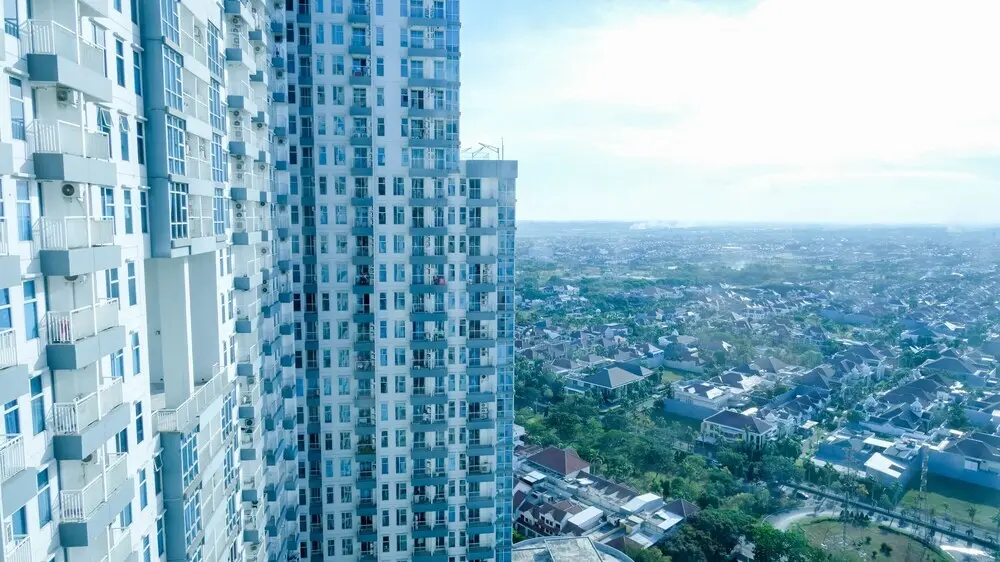 Сурабая: Spacey And Homey 2Br At Supermall Mansion Apartment