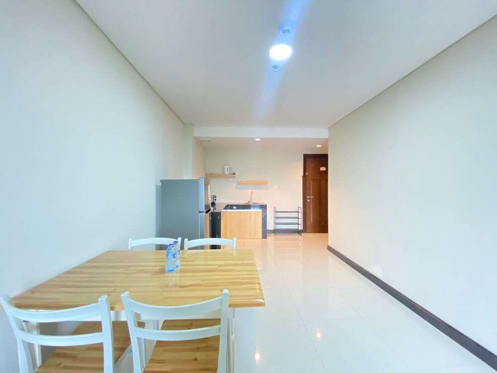 Бандунг: Spacious 2Br Apartment At El Royale Near Bip