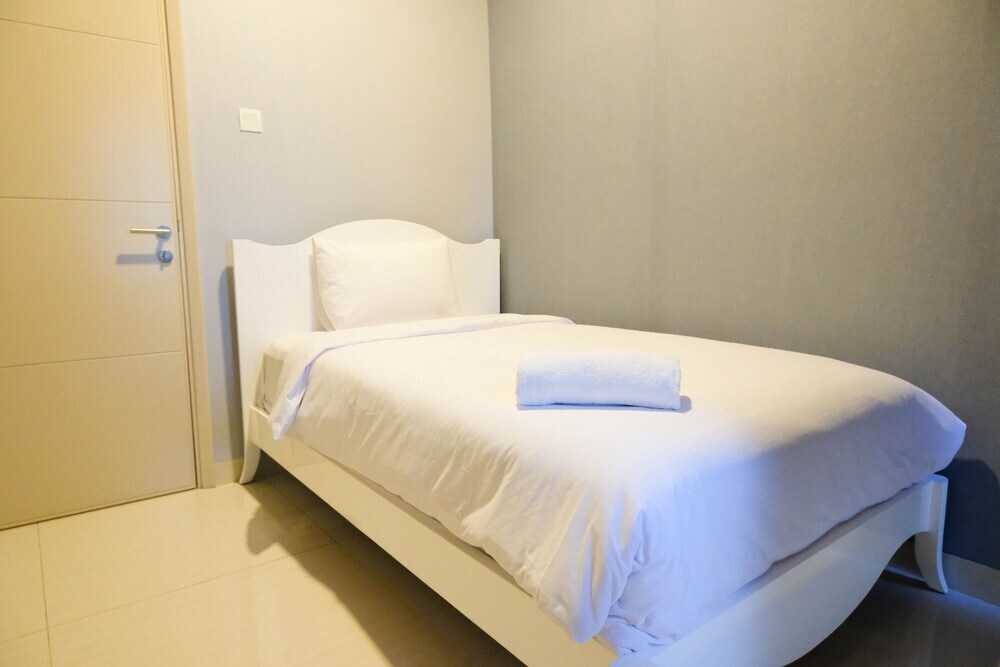 Сурабая: Spacious 2Br Connecting To Mall At La Riz Supermall Mansion Apartment