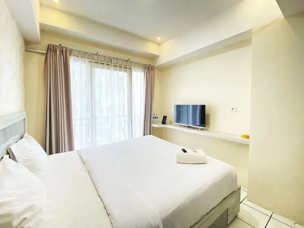 Бандунг: Comfy Studio Room At Grand Asia Afrika Apartment