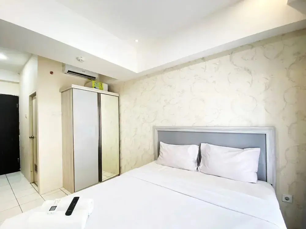 Бандунг: Comfy Studio Room At Grand Asia Afrika Apartment