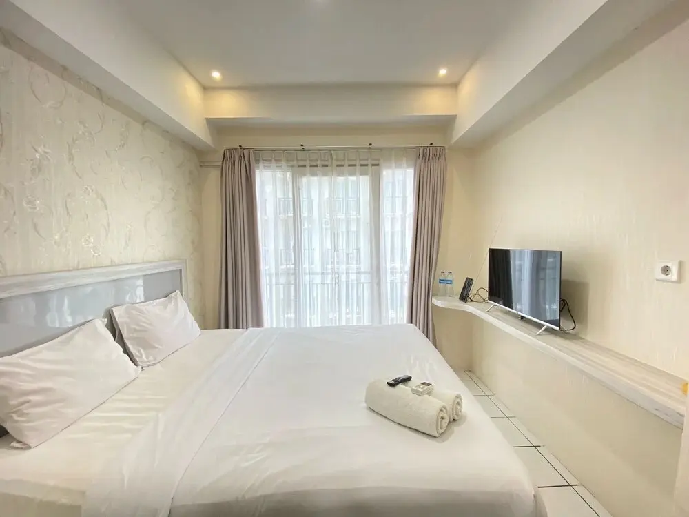 Бандунг: Comfy Studio Room At Grand Asia Afrika Apartment