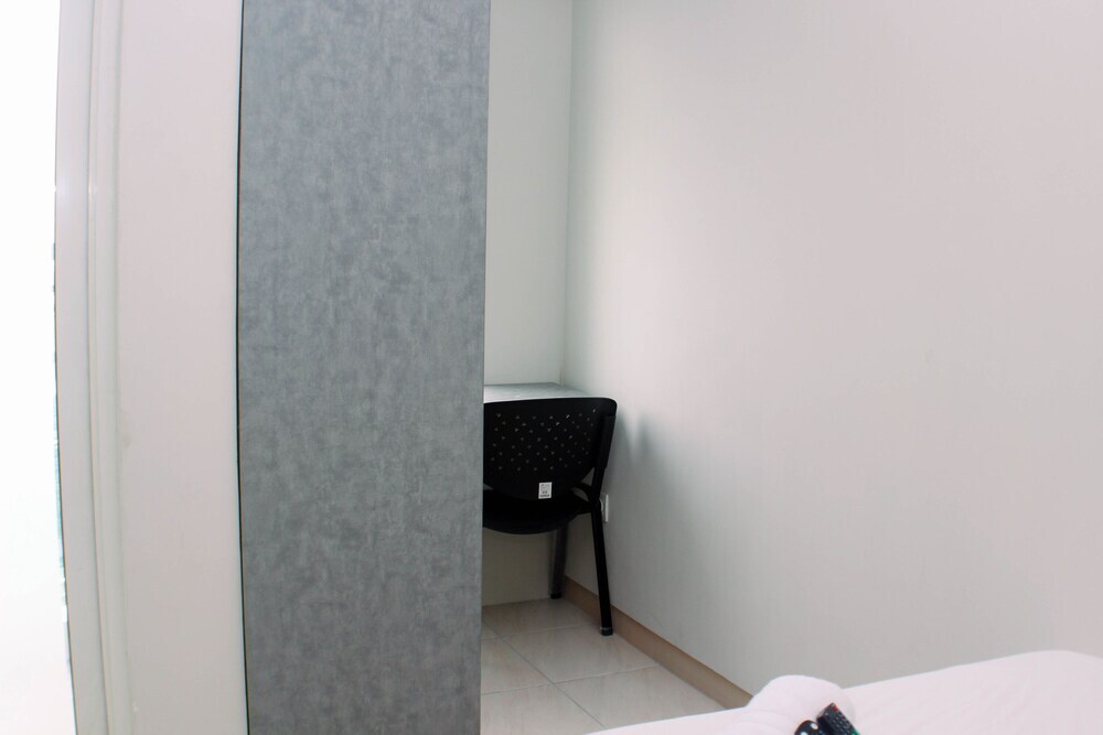 Бекаси: Modern Look And Homey Studio Apartment At Springlake Summarecon Bekasi