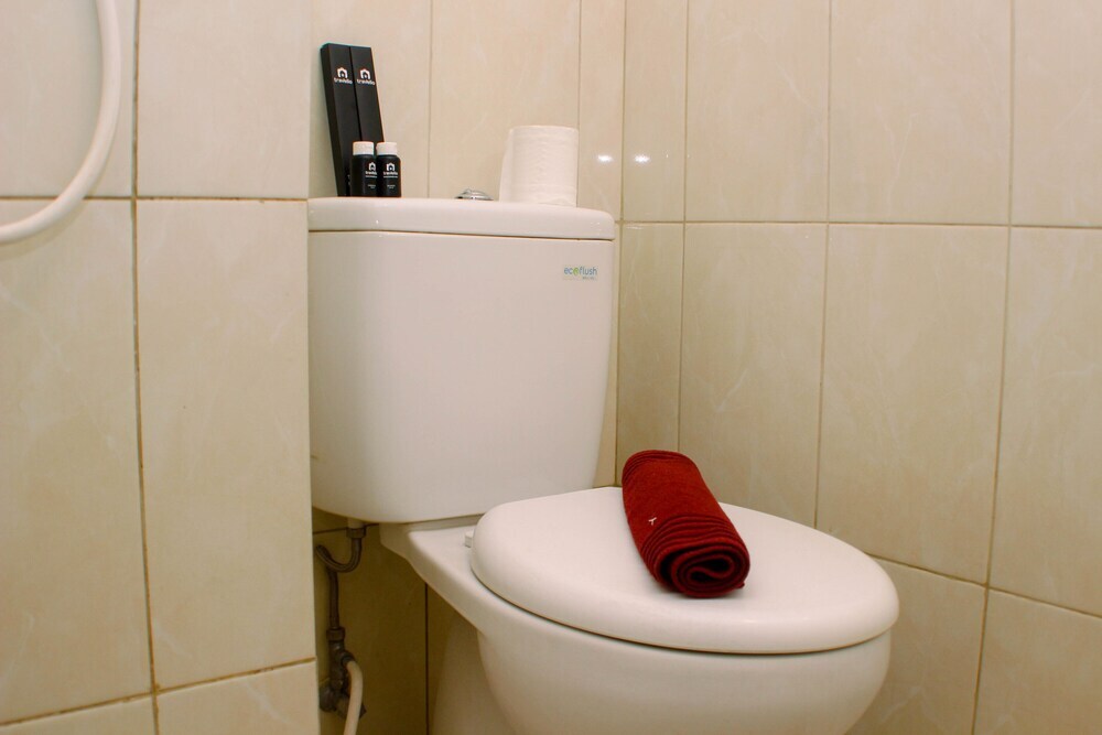 Бекаси: Modern Look And Homey Studio Apartment At Springlake Summarecon Bekasi