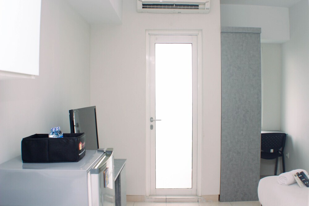 Бекаси: Modern Look And Homey Studio Apartment At Springlake Summarecon Bekasi