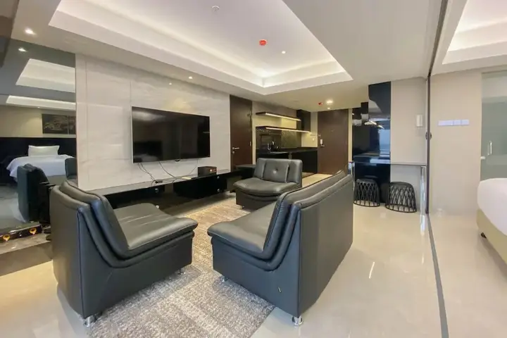 Семаранг: Spacious Combined Studio Apartment At Warhol (W/R) Residence