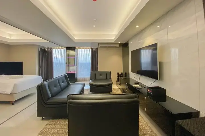 Семаранг: Spacious Combined Studio Apartment At Warhol (W/R) Residence