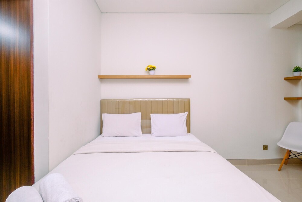 Депок: Minimalist And Comfort Living Studio At Transpark Cibubur Apartment