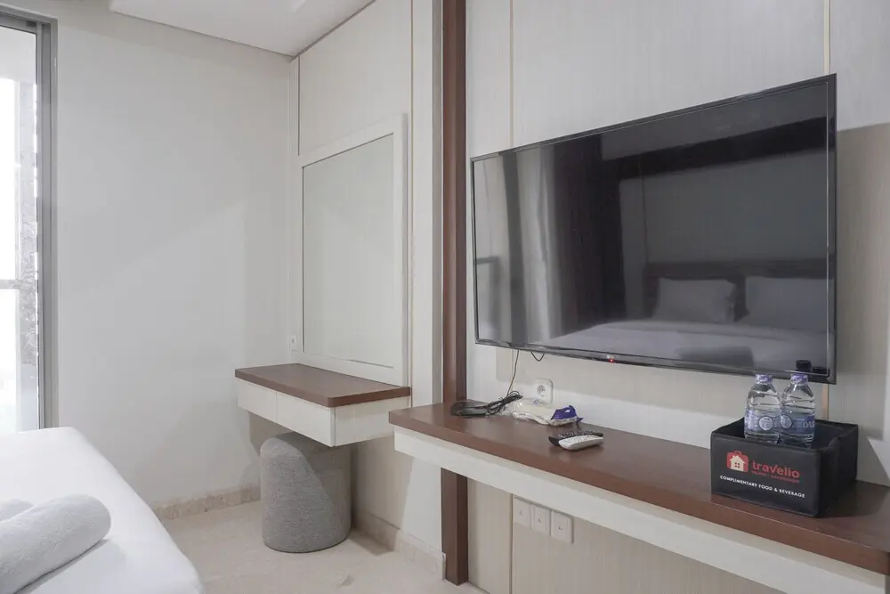 Джакарта: Fancy Designed Studio At Gold Coast Apartment